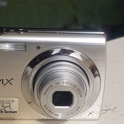 $50. Dólares Camara  NIkon Coolpix  En Buen Estado  Trabaja Bien Con Cargador  touch screen