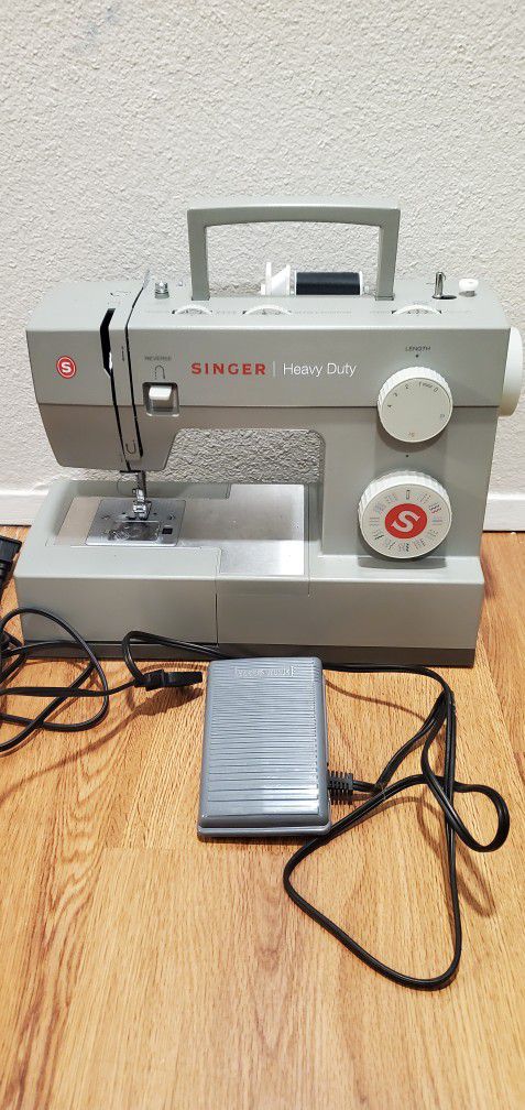 Singer 4452 Heavy Duty Sewing Machine for Sale in Seatac, WA - OfferUp