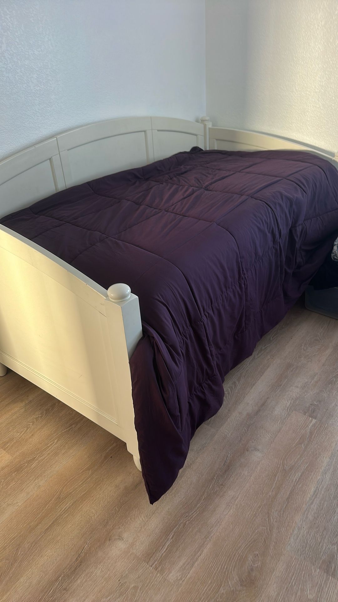 A Daybed Excellent Condition With Two Drawers Bottom Like New White.