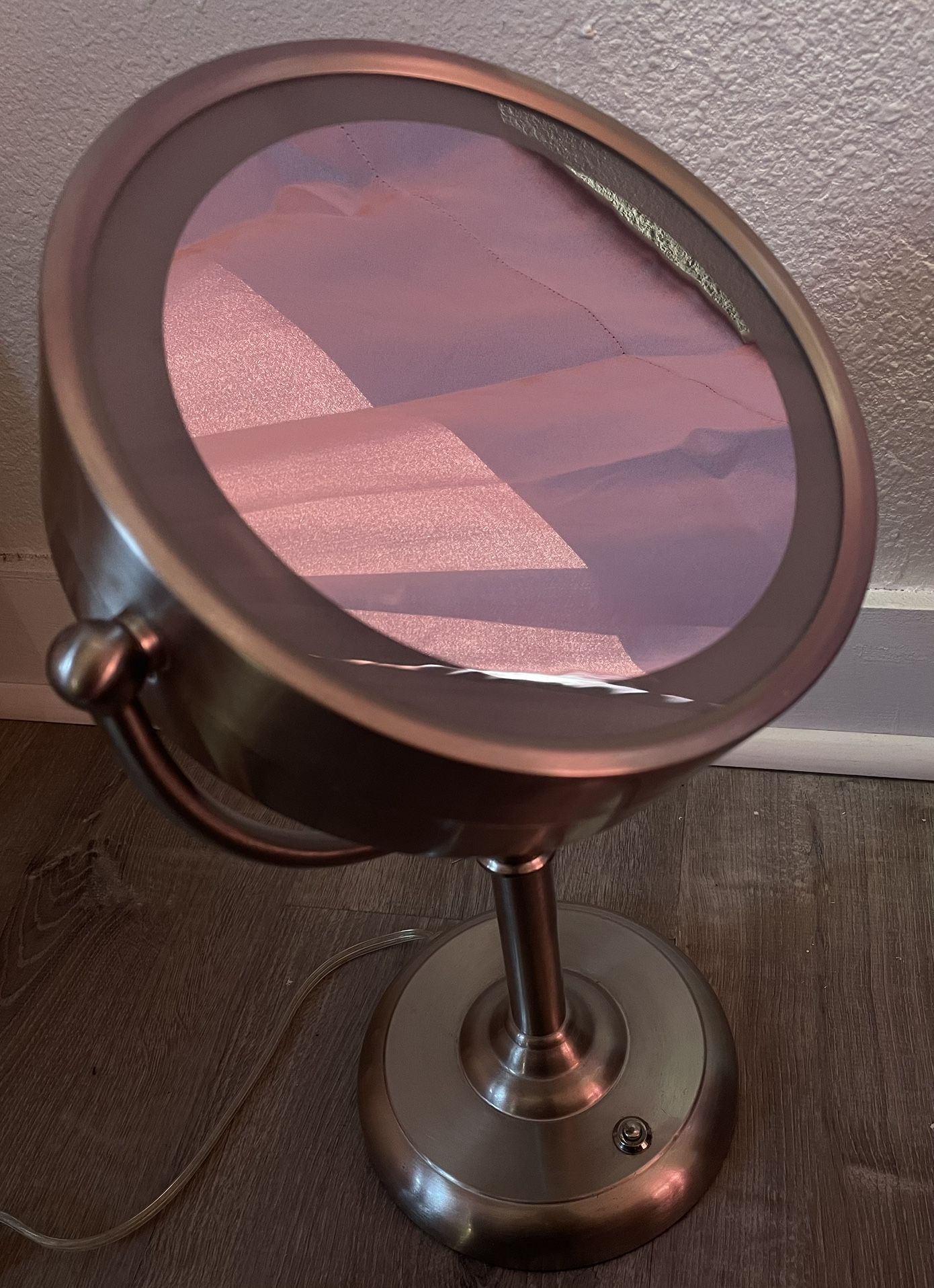 Round makeup light up mirror