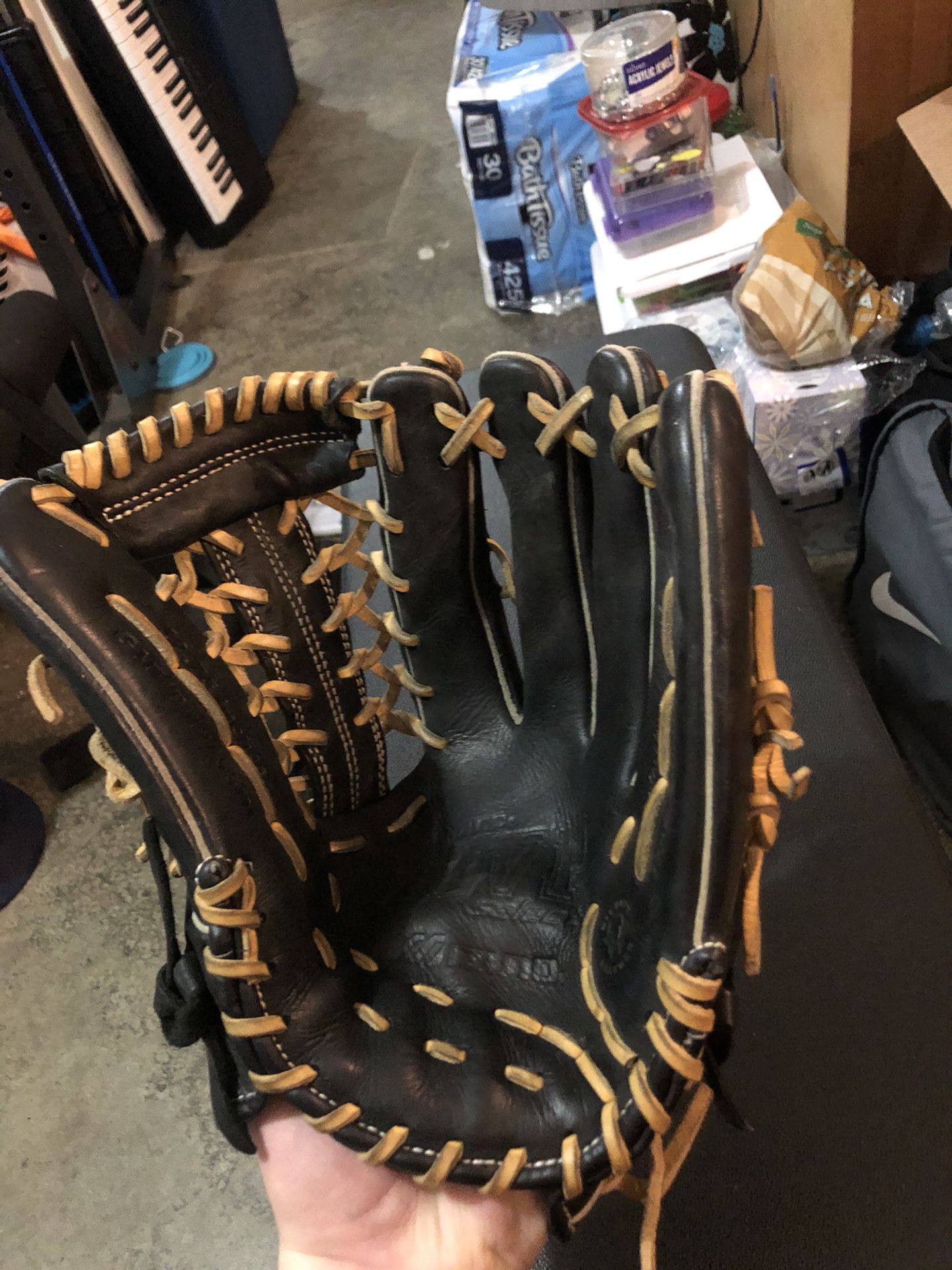 Outfield baseball glove
