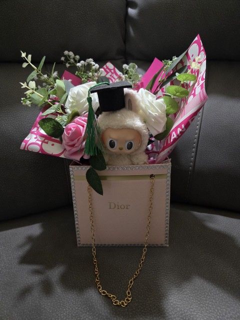  FLOWERS ARRANGEMENTS AND CAN ADD LABUBUS! 