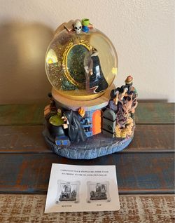 Disney Villains Snow White Evil Queen Magic Mirror Snowglobe Snow Globe Figurine