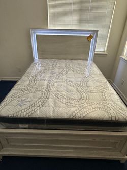 Queen Size Mattress Pillow Top New Bedframe sold separately