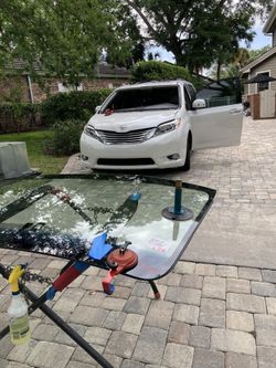 Replace the windshield for your Toyota Sienna