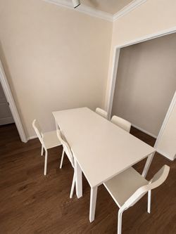 Free!! Expandable table and 4 chairs