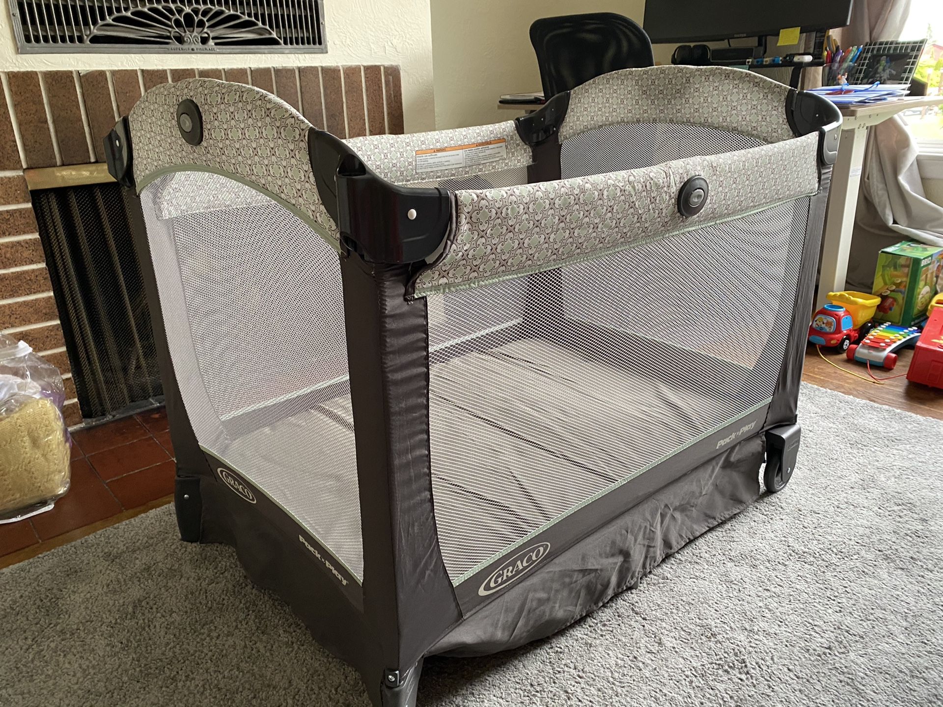 Graco Pack ‘n’ Play Playard Snuggle Suite LX for Sale in Everett, WA