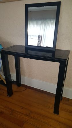 Decorative table with mirror