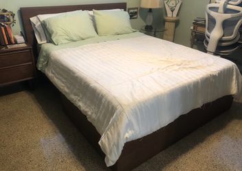 Modern queen bedrame w/ 2 drawers & boxspring