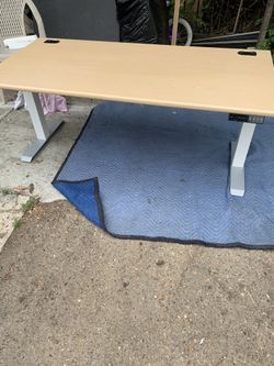 Height adjustable desk