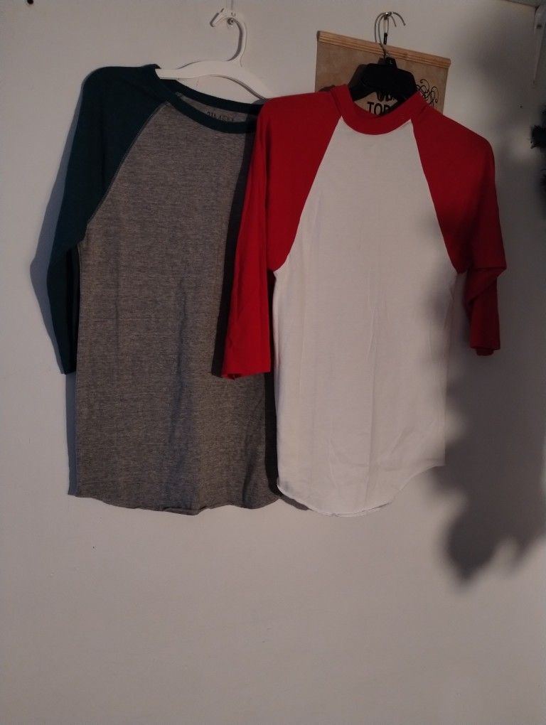 Playera De Portiva Size Small En Buenas Condiciones $5 Por Los Dos 