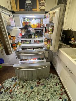 Samsung Refrigerator  . Very Good Condition Except The Ice Machine Does Not Work . 