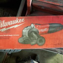 Milwaukee

7 Amp Corded 4-1/2 in. Small Angle Grinder

