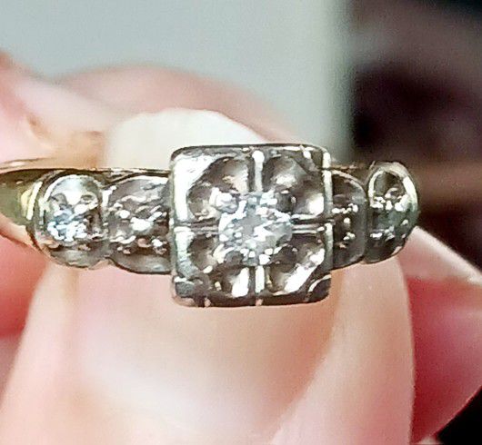 Stunning 14kt Gold 1930s Engagement Ring Adorned With 5  Beautifully Set Diamonds Approx .05 Ctw 