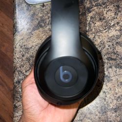 BEATS HEADPHONES 4 W CASE & CHARGERS