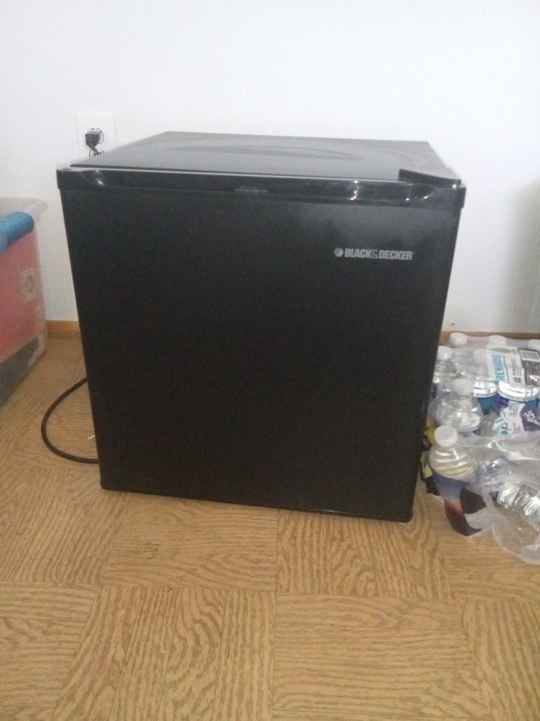 Black And Decker 1.7 Cu Ft Mini Refrigerator