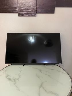 TV VISIO, model- D401-J09, 32”, Wall mount already attached to the TV.