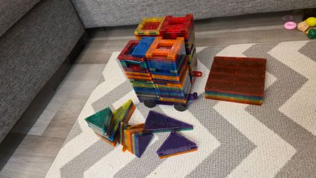 Magnetic building tiles