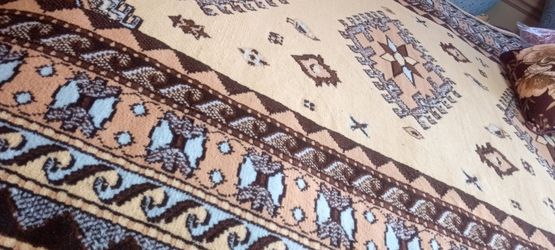 New 5/7 area rug thick and elegant soft to the feet high grade material only