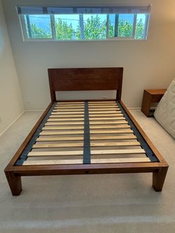 Thuma Classic Full-size Bed Frame in Walnut