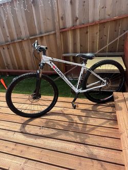 Bicicleta De Montaña Lista Para El Ejercicio Para Su Trabajo Si No Es Muy Lejos