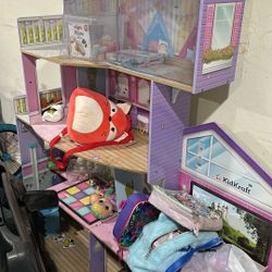 Doll House In Good Condition 