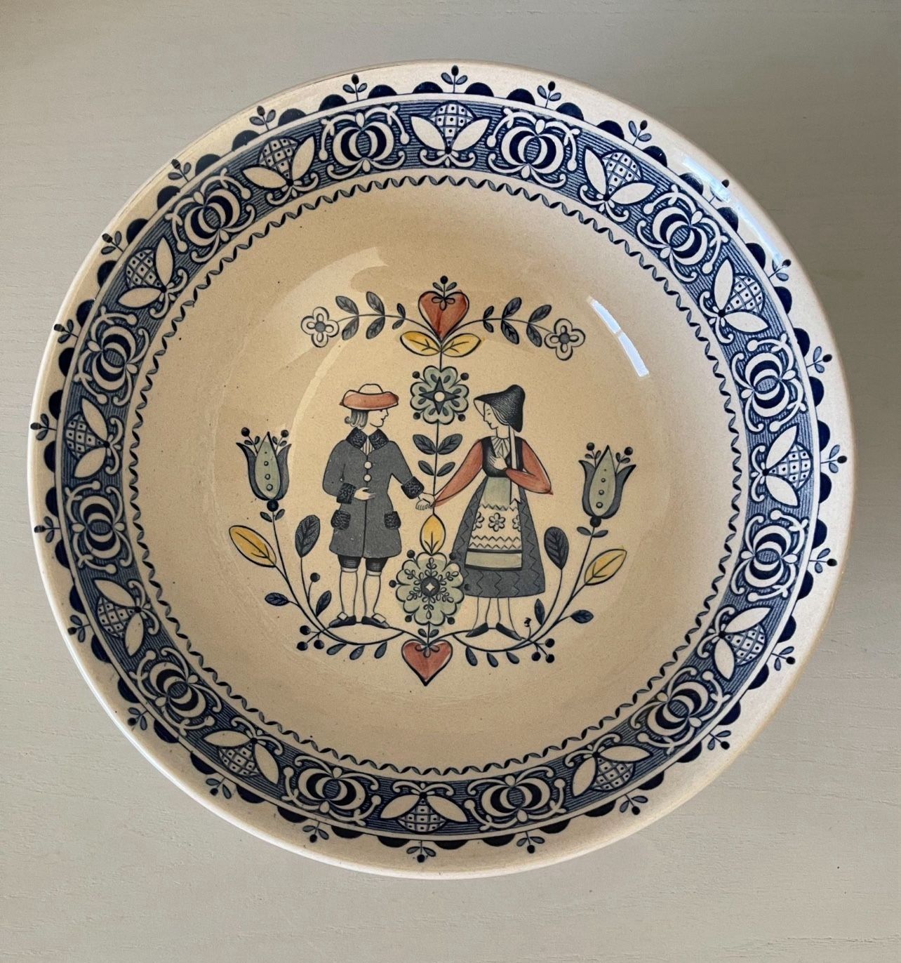 2 Serving bowls in the vintage Hearts & Flowers pattern by British pottery company Johnson Brothers.