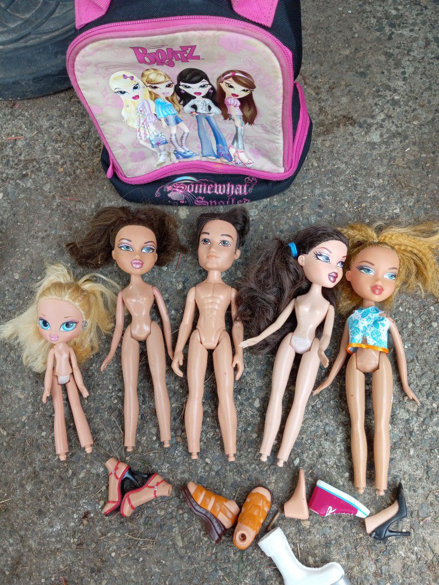 Bratz Dolls Bundle With Carrying Case