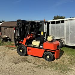 Nissan Forklift (READ LISTING)