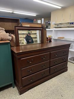 Dresser With Mirror 