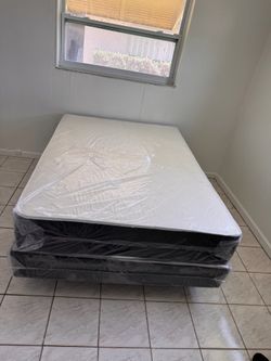 Queen mattress regular set with box spring ( 2pc brand new) 