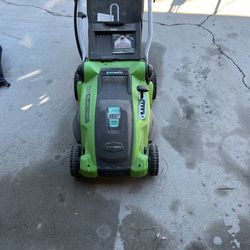 Electric lawnmower