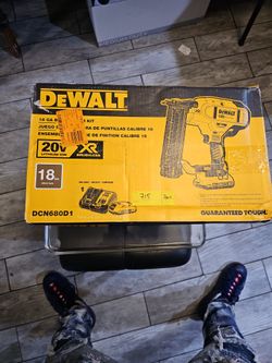 Dewalt 16g Brad Nailer Kit  (Battery&charger Included)