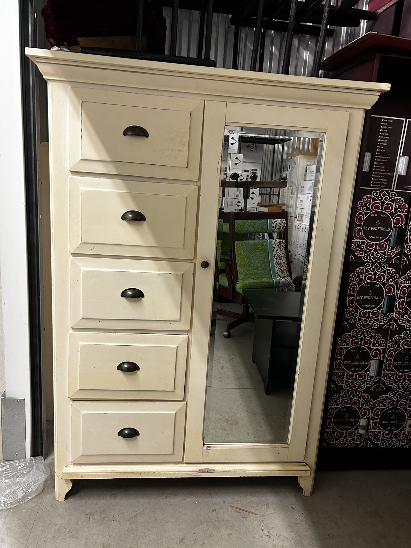 Dresser With Mirror