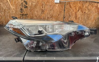 2017 2018 2019 TOYOTA COROLLA RIGHT SIDE HEADLIGHT OEM USED