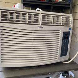 Window AC w/Remote and Window Bracket10,000 BTU Air Conditioner 