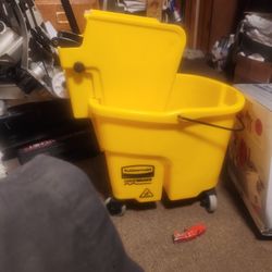 NEW/ RUBBERMAID MOP BUCKET