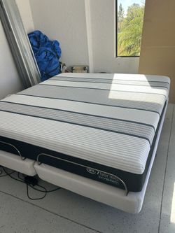 King Adjustable bed with pristine Serta Hybrid Mattress only 6 months old!   The adjustable base has head and foot adjustment/ massage/zero gravity/ a