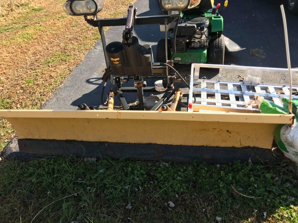 Like new 6.8 drive pro Meyers Snow plow JUST PLOW NOTHING ELSE . MID SIZE TRUCKS