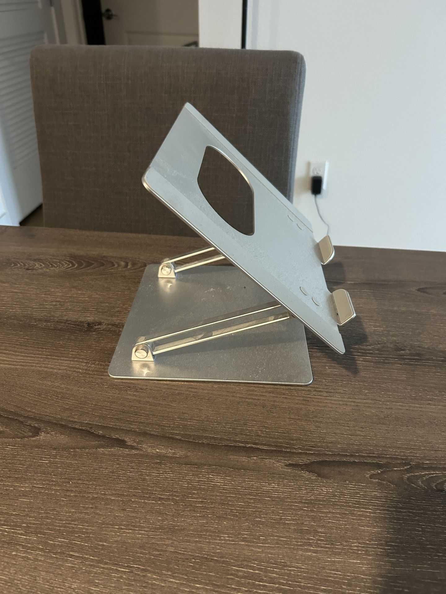 Tablet/iPad/laptop Stand