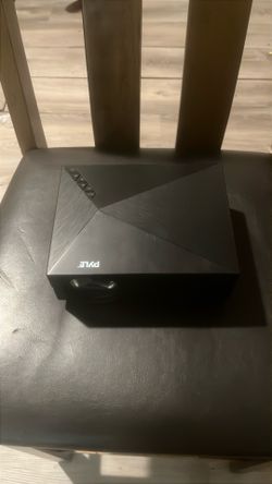 an black pyle projector