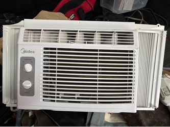 Midea Window Air Conditioner 5,000 BTU Covers 150 sq ft, 7 temperature settings, mechanical controls and reusable dust filter, 2 way air direction