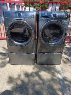 Electrolux Front Load Washer and Dryer Set. 400$