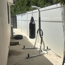 Everlast Punching Bag + Stand equipment 