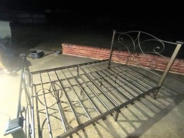 Metal Full Sized Headboard/Footboard Bed Frame For Sale 