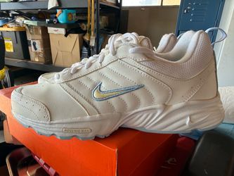 Women’s Nike Views ll Size 8 , Slight Discoloration !!