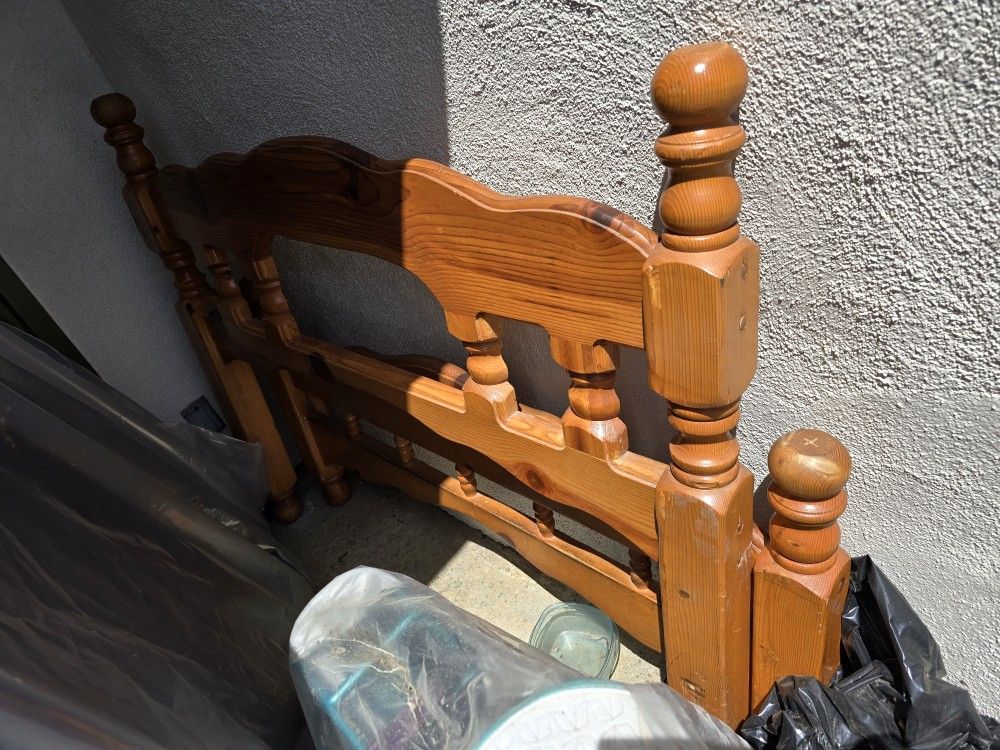 Box spring and bed frame. Cajon de cama y estructura de cama.