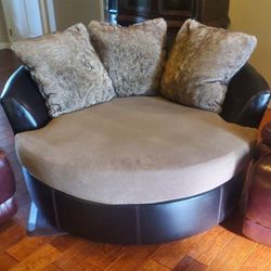 Oversized Swivel Couch / Lounge Chair