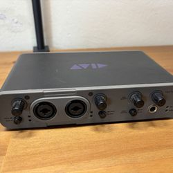Avid Fast Track Duo DI Box With Power And Quarter Inch Cables
