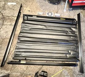 # 15-on chevy colorado 5ft roll up cover orignal gm oem cover MISSING HW